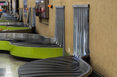 Havaalanında boş bir bagaj kemeri. Havayolu, kriz ve seyahat kavramı.