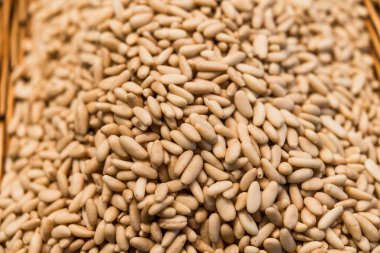 Çiftçi tezgahındaki çam fıstığını kapat..