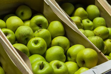 Çiftçi pazarındaki organik elmaların yiyecek fotoğrafını kapat..