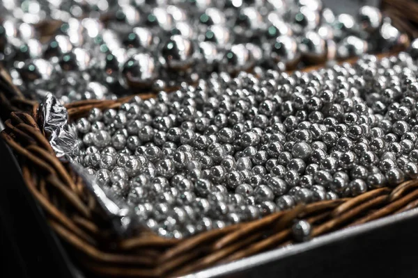 Plata espolvorear azúcar caramelo para la decoración de la torta en una cesta de madera . — Foto de Stock