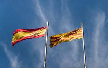 Katalonya ve İspanya 'nın resmi bayraklarını birlikte kapatın..