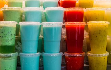 Çiftçi pazarında çeşitli renkli meyve püresi var..