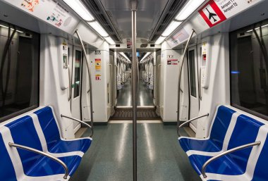 Barselona, İspanya - 3 Ağustos 2019: Barcelona metrosundaki metro treni 