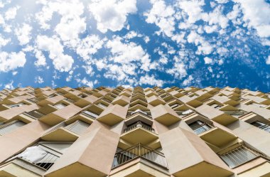 Renkli, modern bir mimari binanın cephesi.