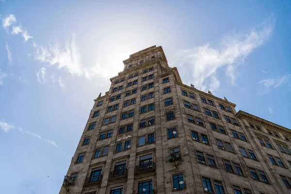 Classic Spanish architecture building on a sunny day. — Stock Photo, Image