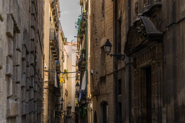 Smalle straatjes van de Gotische wijk in Barcelona, Spanje. — Stockfoto