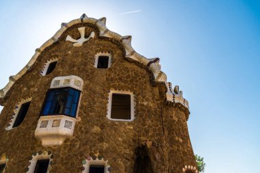 Park Guell 'de geleneksel renkli Barselona mimarisi.