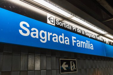 Barcelona, İspanya - 4 Ağustos 2019: Sagrada Familia metro istasyonunda imza