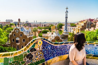 Barcelona 'daki panoramik manzara, kimliği belirsiz bir kız, Park Guell' in manzarası.