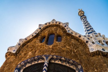 Park Guell 'de geleneksel renkli Barselona mimarisi.