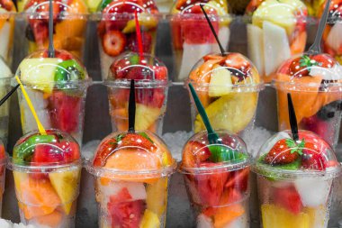 Farklı renkte meyve salatası kokteylleri..