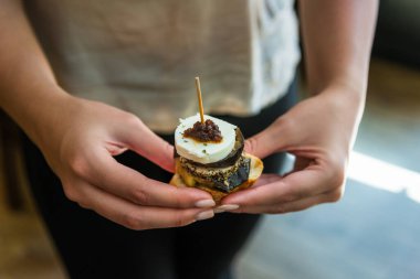 Keçi peyniri, patlıcan ve marmelatlı tapanın yakın fotoğrafını çek..