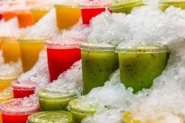 Çiftçi pazarında çeşitli renkli meyve püresi var..