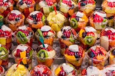 Farklı renkte meyve salatası kokteylleri..