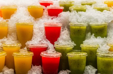 Çiftçi pazarında çeşitli renkli meyve püresi var..