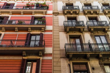 Güneşli bir günde klasik İspanyol mimari binası.