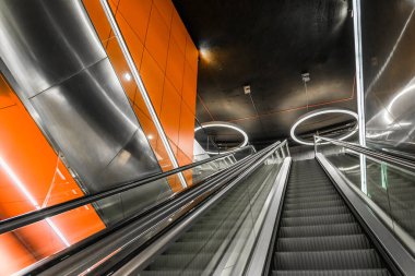 Bir metro istasyonunun içi. Ulaşım ve ulaşım kavramı.