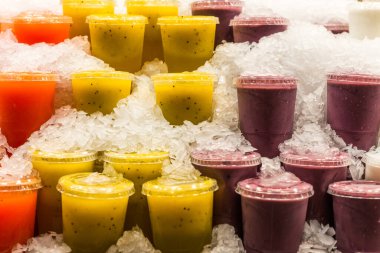 Çiftçi pazarında çeşitli renkli meyve püresi var..