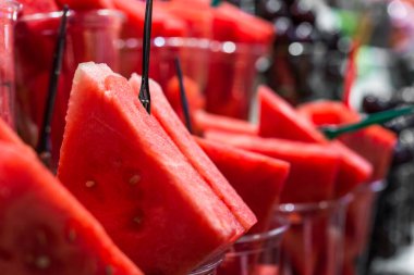 Karpuz karışımı çiftçi pazarında yemeye hazır..