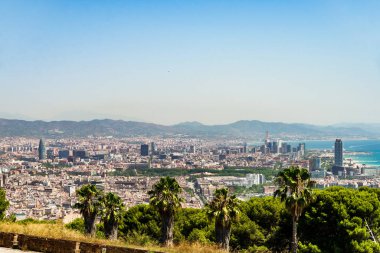 Barselona 'da panoramik manzara ve İspanya' da dağlar.