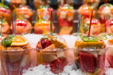 Farklı renkte meyve salatası kokteylleri..