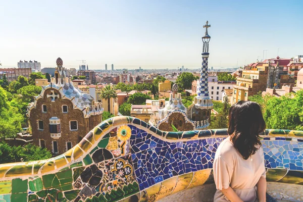 Vue panoramique de la ville de Barcelone, une fille non identifiée, vue depuis le parc Guell . — Photo