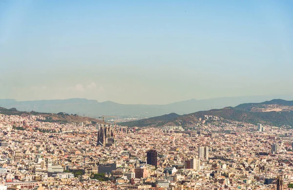 Vue panoramique sur la ville et les montagnes de Barcelone en Espagne . — Photo