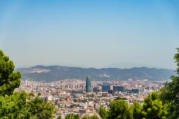 Vue panoramique sur la ville et les montagnes de Barcelone en Espagne . — Photo