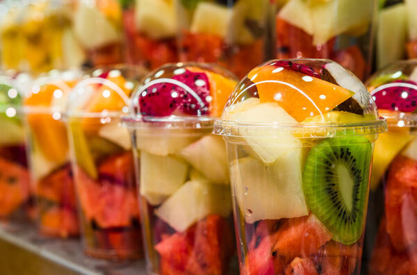 Разнообразие разноцветных фруктовых коктейлей на фермерском рынке
.