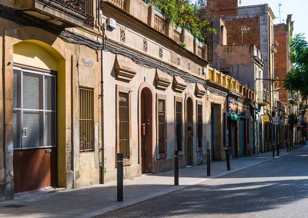 Barcelona, Spanje - 4 augustus 2019: Kleurrijke huizen in de wijk Eixample — Stockfoto