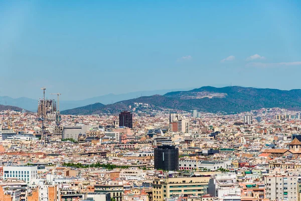 Vue panoramique sur la ville et les montagnes de Barcelone en Espagne . — Photo