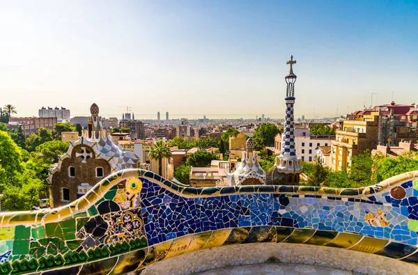 Vue panoramique sur la ville de Barcelone et les montagnes d'Espagne, vue depuis le parc Guell . — Photo