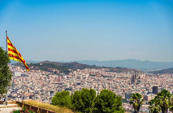 Vue panoramique à Barcelone, drapeau catalan et montagnes . — Photo