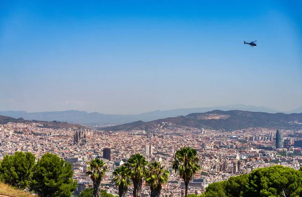 Панорамный вид на Барселону и горы в Испании . — стоковое фото