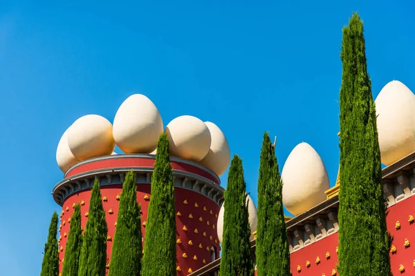 Figueres, Spain - August 3, 2019: Outsides of Gala Salvador Dali museum — Stock Photo, Image