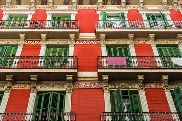 Klassiek Spaans architectuur gebouw op een zonnige dag. — Stockfoto