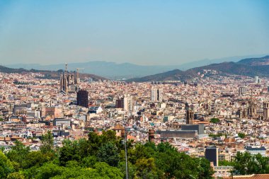 Barselona 'da panoramik manzara ve İspanya' da dağlar.