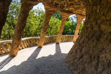Park Guell 'de geleneksel renkli Barselona mimarisi.