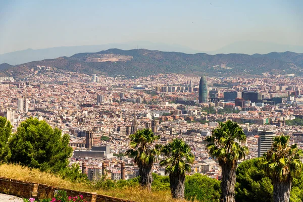 Vista panorâmica na cidade de Barcelona e montanhas em Espanha . — Fotografia de Stock