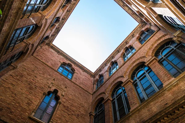 Vista hacia arriba de los elementos de arquitectura geométrica de un edificio . — Foto de Stock