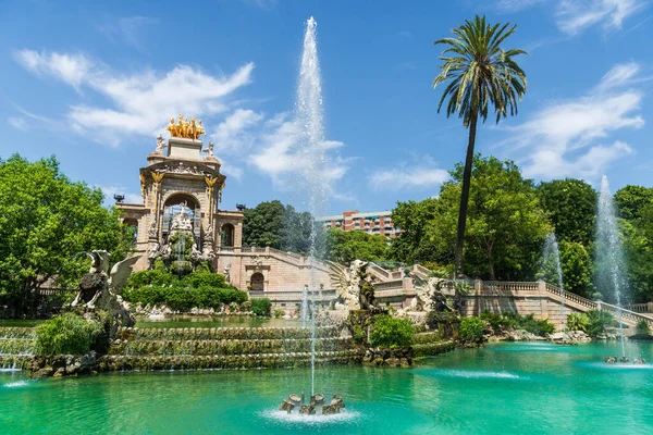 Fontaine Cascada au parc de la Ciutadella avec accès public à Barcelone . — Photo