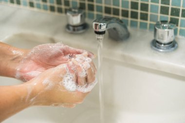 Coronavirüsü önlemek için dezenfektan sabunla el yıkama..