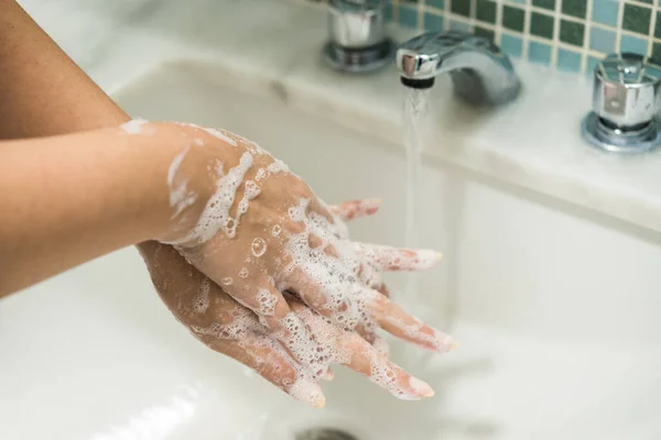 コロナウイルスの予防のための消毒石鹸で手を洗う. — ストック写真