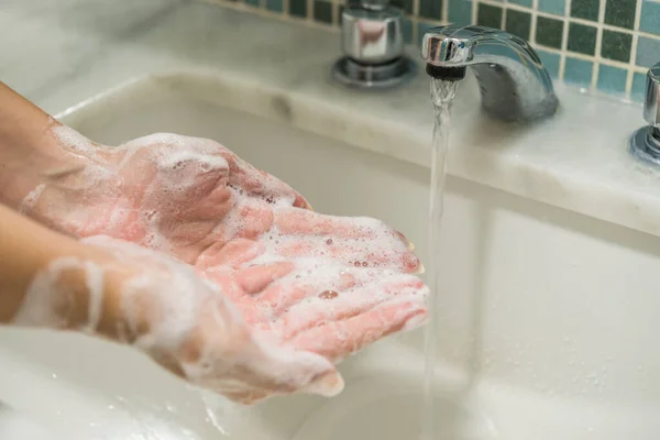コロナウイルスの予防のための消毒石鹸で手を洗う. — ストック写真