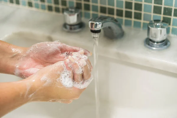 Πλένει τα χέρια με απολυμαντικό σαπούνι για την πρόληψη του κορωναϊού. — Φωτογραφία Αρχείου