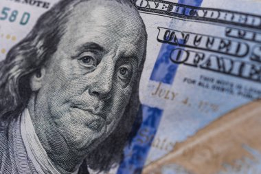Benjamin Franklin 100 Amerikan doları üzerinde. Ekonomik kriz ve durgunluk kavramı.