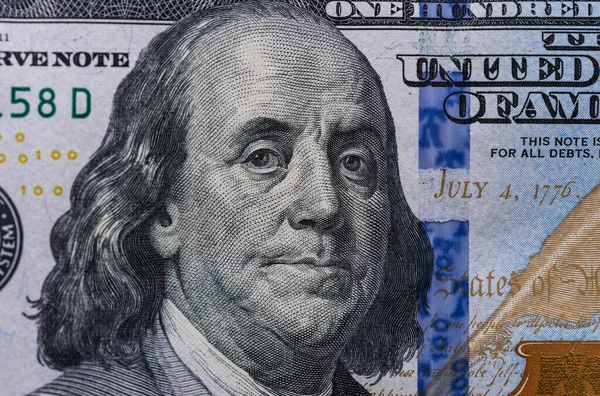 Benjamin Franklin com 100 dólares. Conceito de recessão e crise económica . — Fotografia de Stock