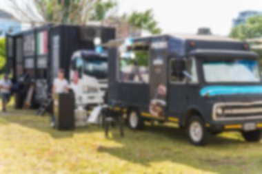 Yemek kamyonları ve sokak yemekleri festivalindeki insanlar bilerek bulanıklaştı.