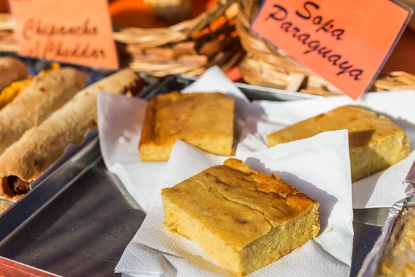 Paraguayi étel nevű sopa paraguaya egy utcai élelmiszerpiacon. — Stock Fotó