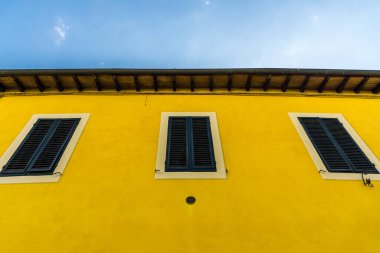 İtalya 'da geleneksel renkli antik İtalyan mimari evleri.